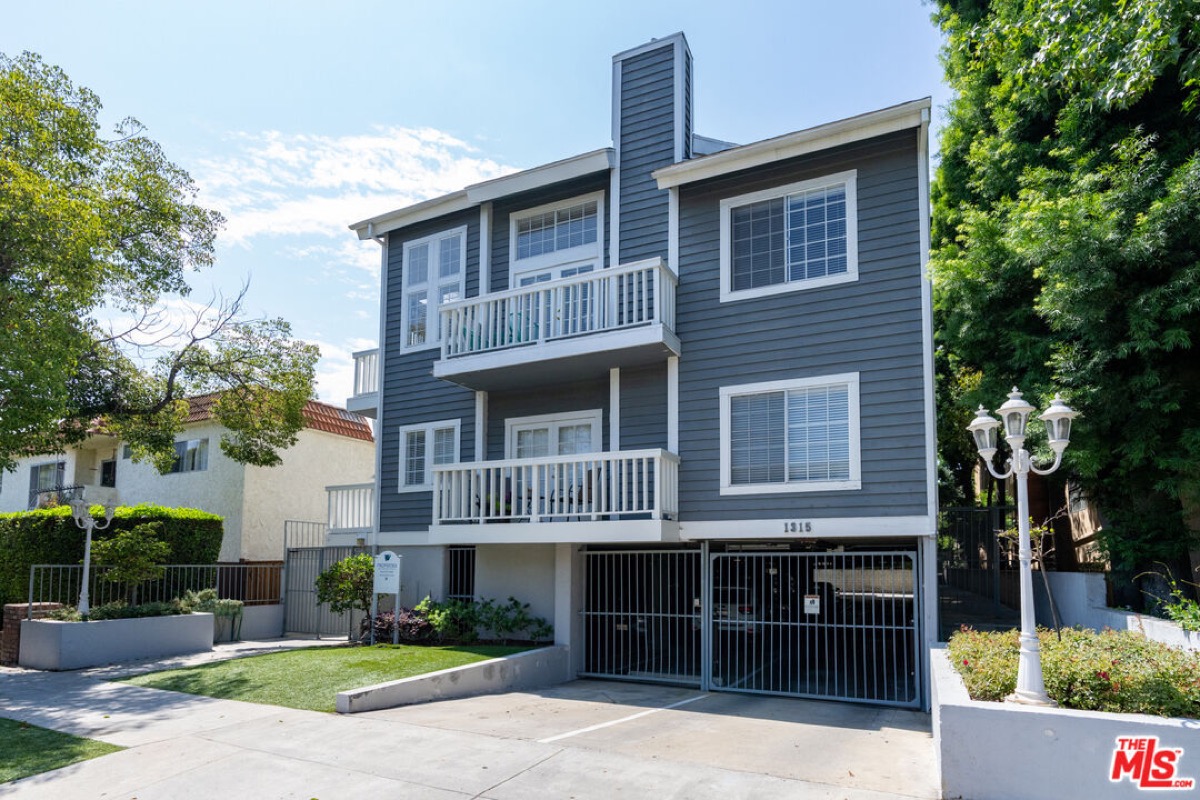 1315 S Carmelina Ave